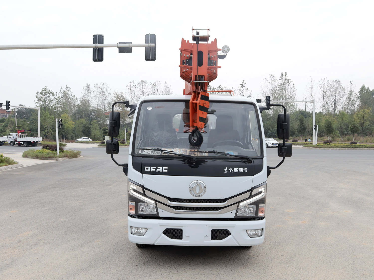 東風多(duō)利卡D5單排5噸藍(lán)牌汽車(chē)吊